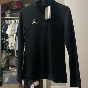 Woman’s xsmall Nike pull over black and white